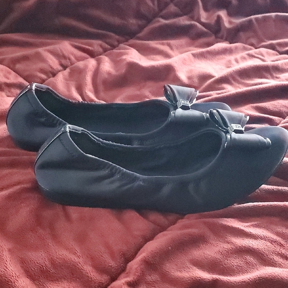 Bandolino Women's Navy Flats with Bow Accent - Picture 5 of 5